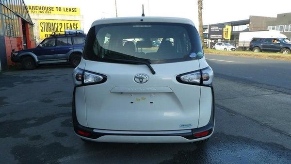2016 Toyota Sienta 7 seater Carousel 3