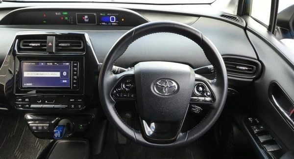 2019 Toyota Prius S MODEL! Keyless entry. Carousel 17