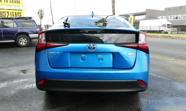 2019 Toyota Prius S MODEL! Keyless entry. Carousel 4