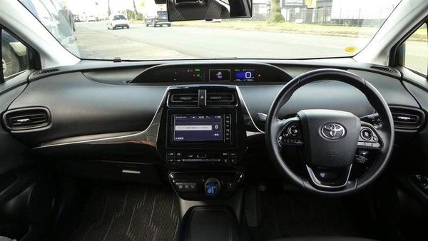 2019 Toyota Prius S MODEL! Keyless entry. Carousel 16