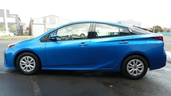 2019 Toyota Prius S MODEL! Keyless entry. Carousel 6