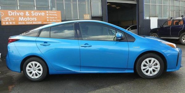 2019 Toyota Prius S MODEL! Keyless entry. Carousel 2
