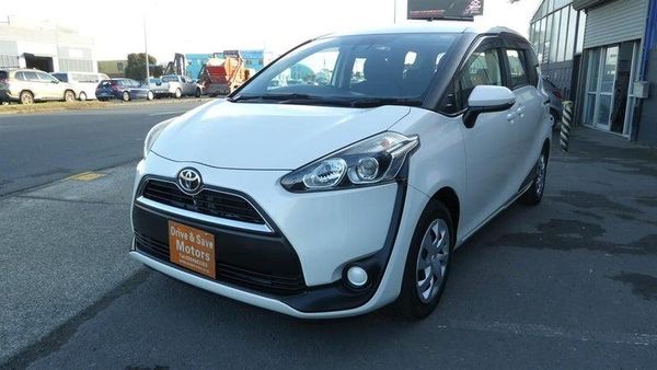 2016 Toyota Sienta 7 seater Carousel 6