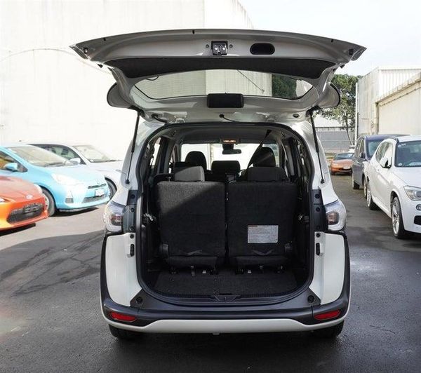 2018 Toyota Sienta Hybrid 7 Seats! Carousel 13