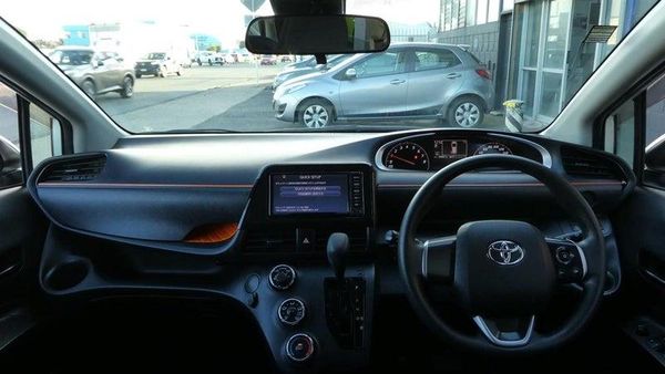 2016 Toyota Sienta 7 seater Carousel 17