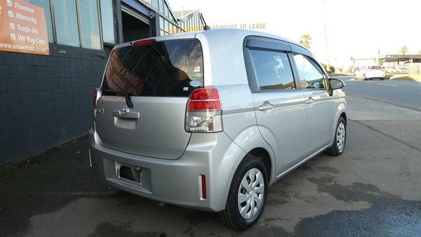 2014 Toyota Spade F Carousel 7