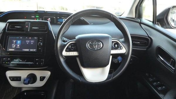 2018 Toyota Prius S model Carousel 16