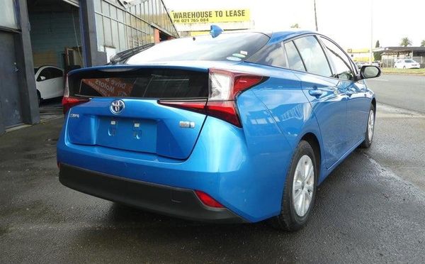 2019 Toyota Prius S MODEL! Keyless entry. Carousel 3