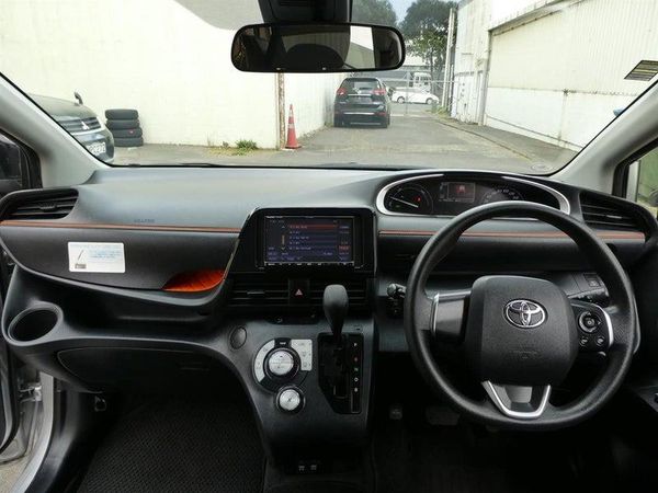 2020 Toyota Sienta HYBRID X Carousel 17