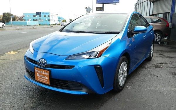 2019 Toyota Prius S MODEL! Keyless entry. Carousel 7