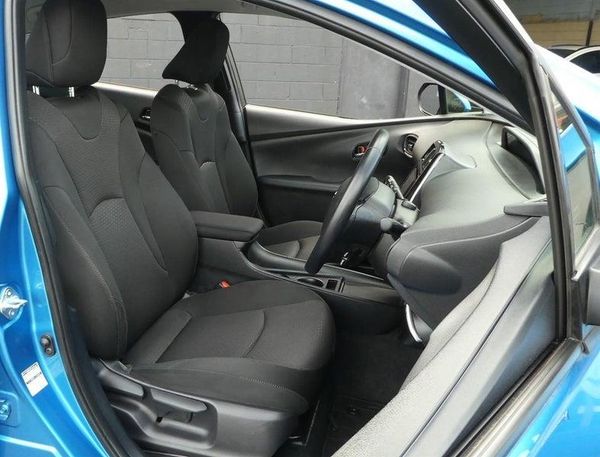 2019 Toyota Prius S MODEL! Keyless entry. Carousel 10