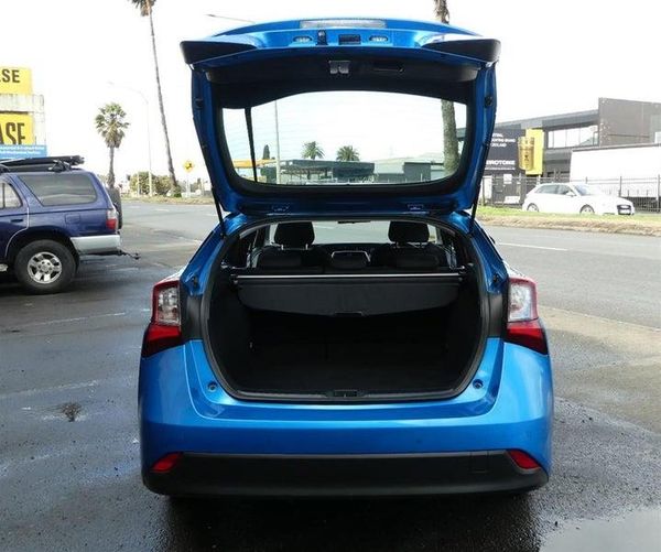 2019 Toyota Prius S MODEL! Keyless entry. Carousel 12
