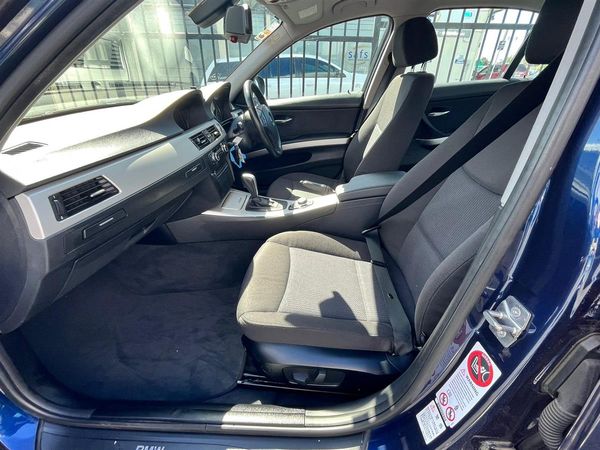 2010 BMW 320i Carousel 7