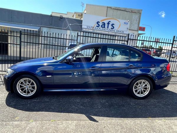 2010 BMW 320i Carousel 4