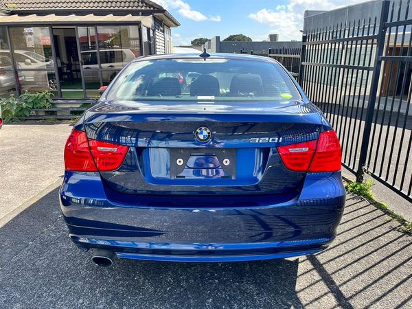 2010 BMW 320i Carousel 5