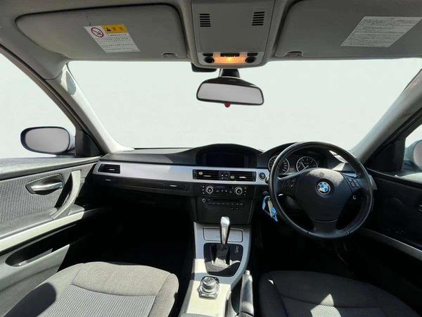 2010 BMW 320i Carousel 6