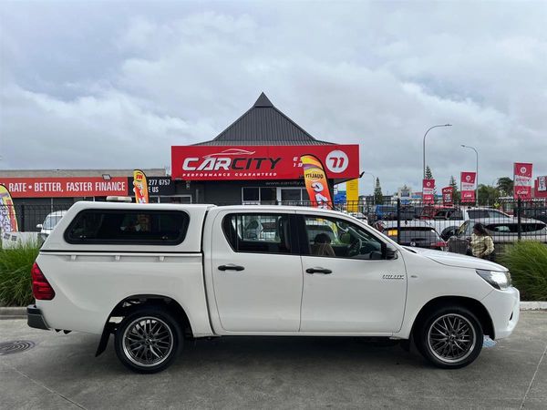 2018 Toyota Hilux S TD DC 2.8D/5MT/UT Carousel 2