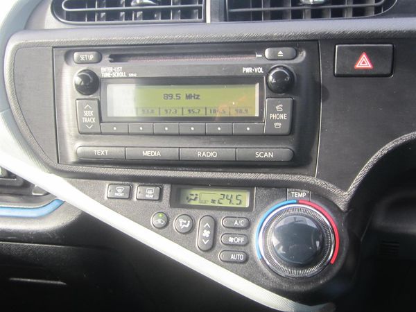 2014 Toyota Prius C Hybrid NZ new Carousel 4