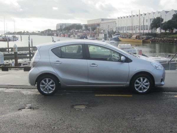2014 Toyota Prius C Hybrid NZ new Carousel 12