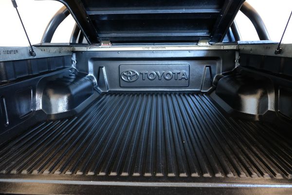 2015 Toyota hilux SR5TDDC 3.0D/4WD/5AT Carousel 14