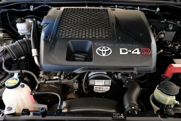 2015 Toyota hilux SR5TDDC 3.0D/4WD/5AT Carousel 2