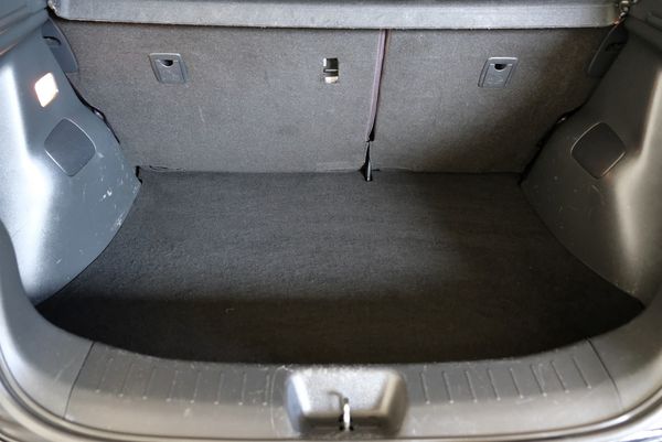 2015 Nissan Pulsar ST Carousel 13