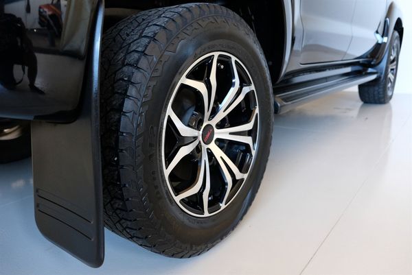2015 Toyota hilux SR5TDDC 3.0D/4WD/5AT Carousel 3