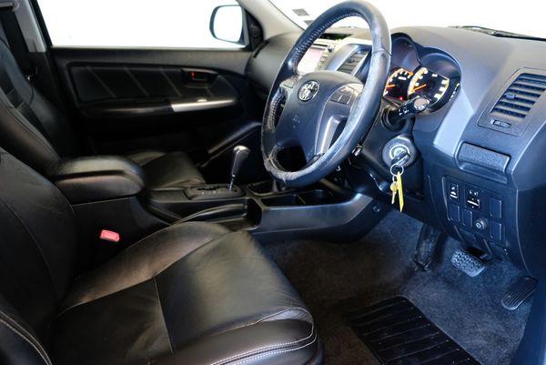 2015 Toyota hilux SR5TDDC 3.0D/4WD/5AT Carousel 1