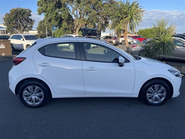 2023 Mazda 2 Carousel 3