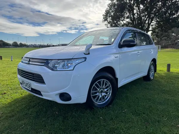 MITSUBISHI OUTLANDER PHEV 2013 Carousel 4