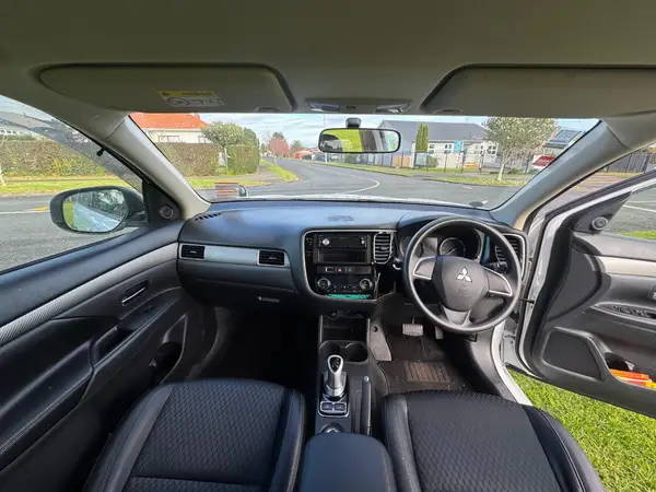 MITSUBISHI OUTLANDER PHEV 2013 Carousel 11