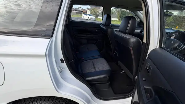 MITSUBISHI OUTLANDER PHEV 2013 Carousel 8