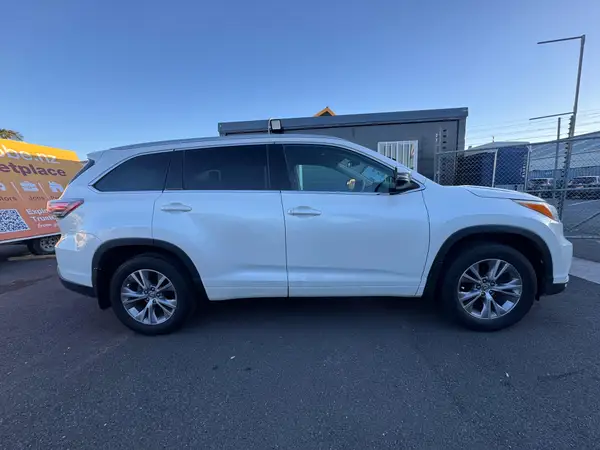 TOYOTA HIGHLANDER GXL AWD Carousel 2
