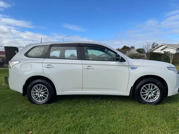 MITSUBISHI OUTLANDER PHEV 2013 Carousel 2