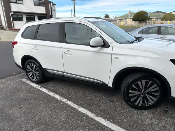 Mitsubishi Outlander 2019/7 Seater  Carousel 5