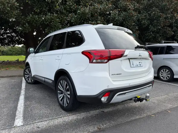 Mitsubishi Outlander 2019/7 Seater  Carousel 3