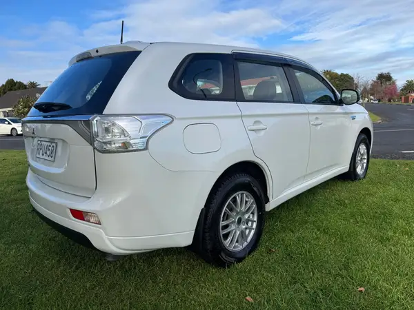 MITSUBISHI OUTLANDER PHEV 2013 Carousel 3