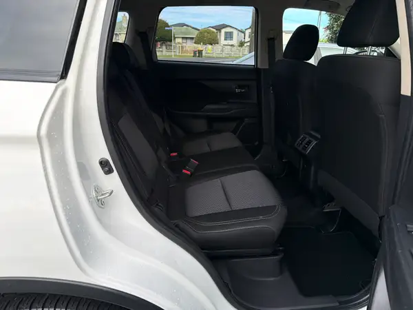 Mitsubishi Outlander 2019/7 Seater  Carousel 9