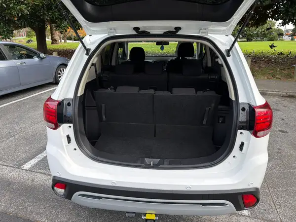 Mitsubishi Outlander 2019/7 Seater  Carousel 12