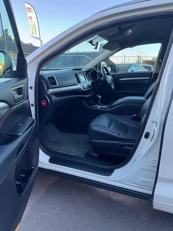 TOYOTA HIGHLANDER GXL AWD Carousel 8