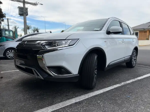Mitsubishi Outlander 2019/7 Seater  Carousel 2