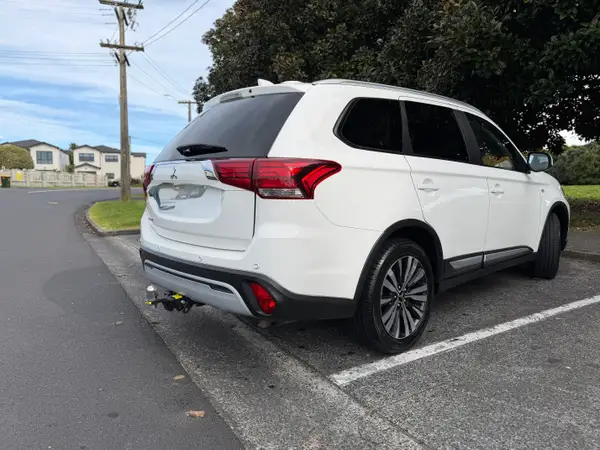 Mitsubishi Outlander 2019/7 Seater  Carousel 4