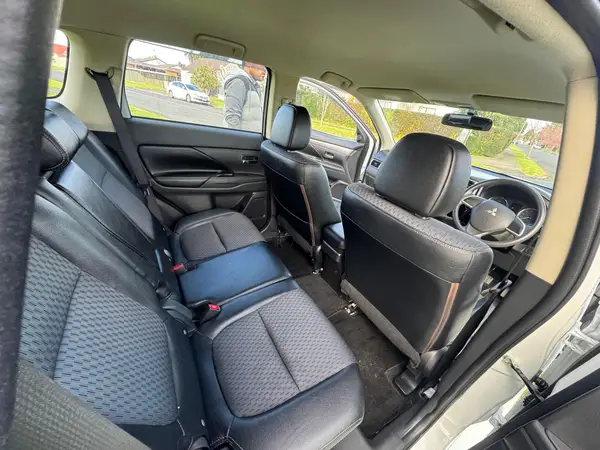 MITSUBISHI OUTLANDER PHEV 2013 Carousel 10
