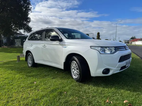 MITSUBISHI OUTLANDER PHEV 2013