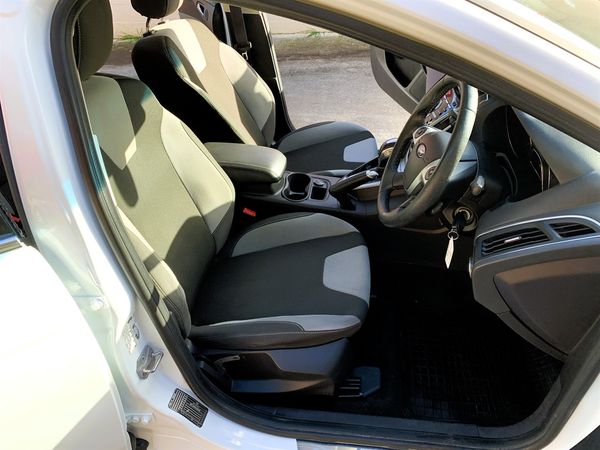 2013 Ford Focus 2.0 SPORT AUTO HATCH Carousel 3