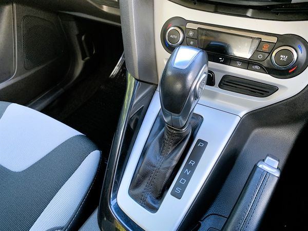 2013 Ford Focus 2.0 SPORT AUTO HATCH Carousel 9