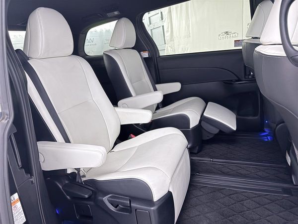 2016 Toyota Estima Aeras Premium,35352KM,Service history Carousel 9