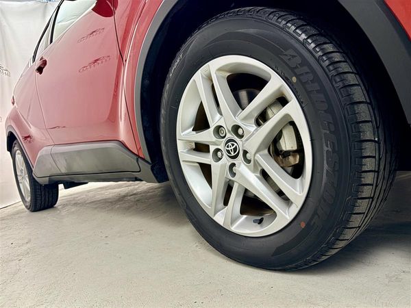 2022 Toyota C-HR 1.8S HYBRID,Reverse Camera,Bluetooth Carousel 6