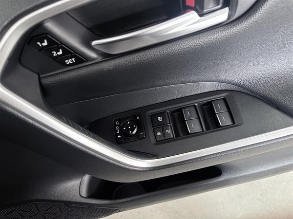 2023 Toyota RAV4 HYBRID 4WD,Vented/heated Leather Carousel 13