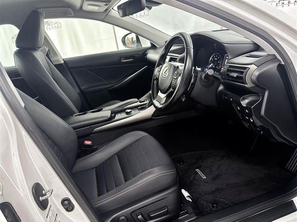 2019 Lexus IS 300h Hybrid,Blind spot, RADAR CRUISE Carousel 11